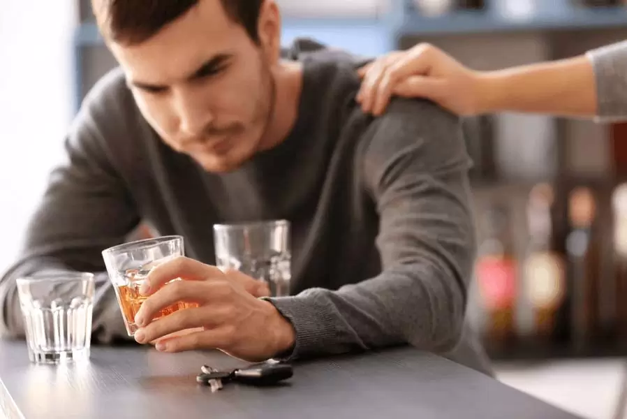 лечить алкоголика